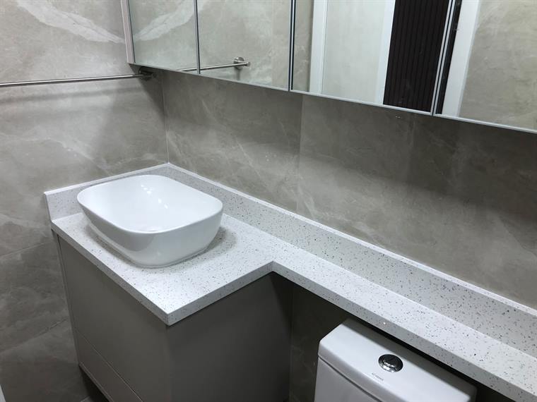 Bancada de banheiro em quartzo branco com cuba de apoio