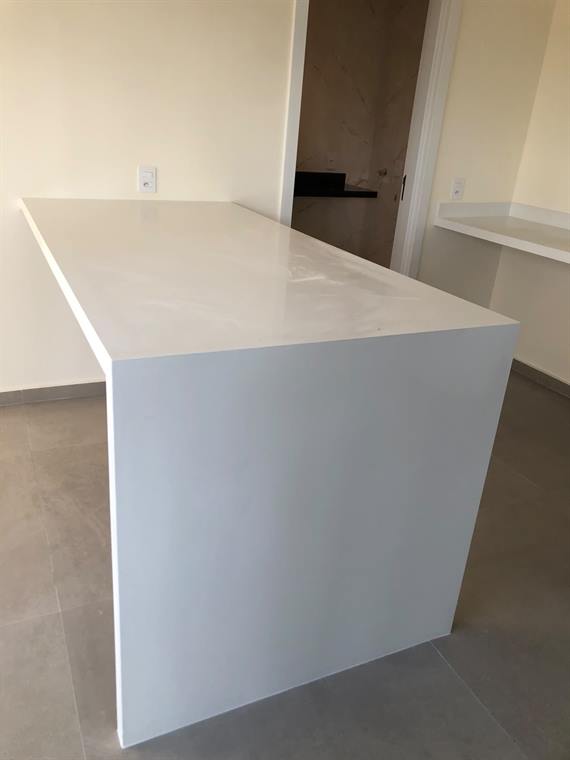 Ilha de cozinha com acabamento branco e laterais fechadas