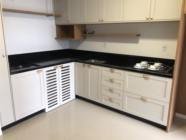 Cozinha em L com bancada de granito preto