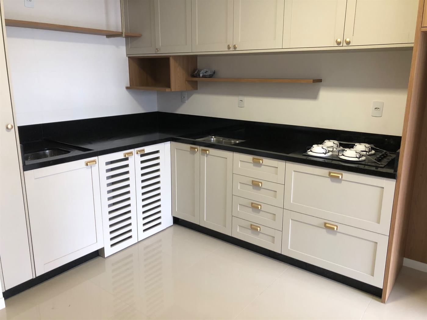 Cozinha em L com bancada de granito preto