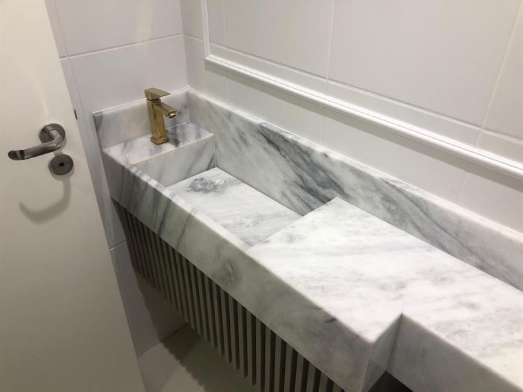 Lavabo com bancada em mármore branco de veios cinza