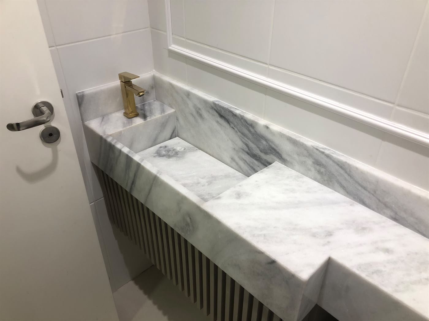 Lavabo com bancada em mármore branco de veios cinza