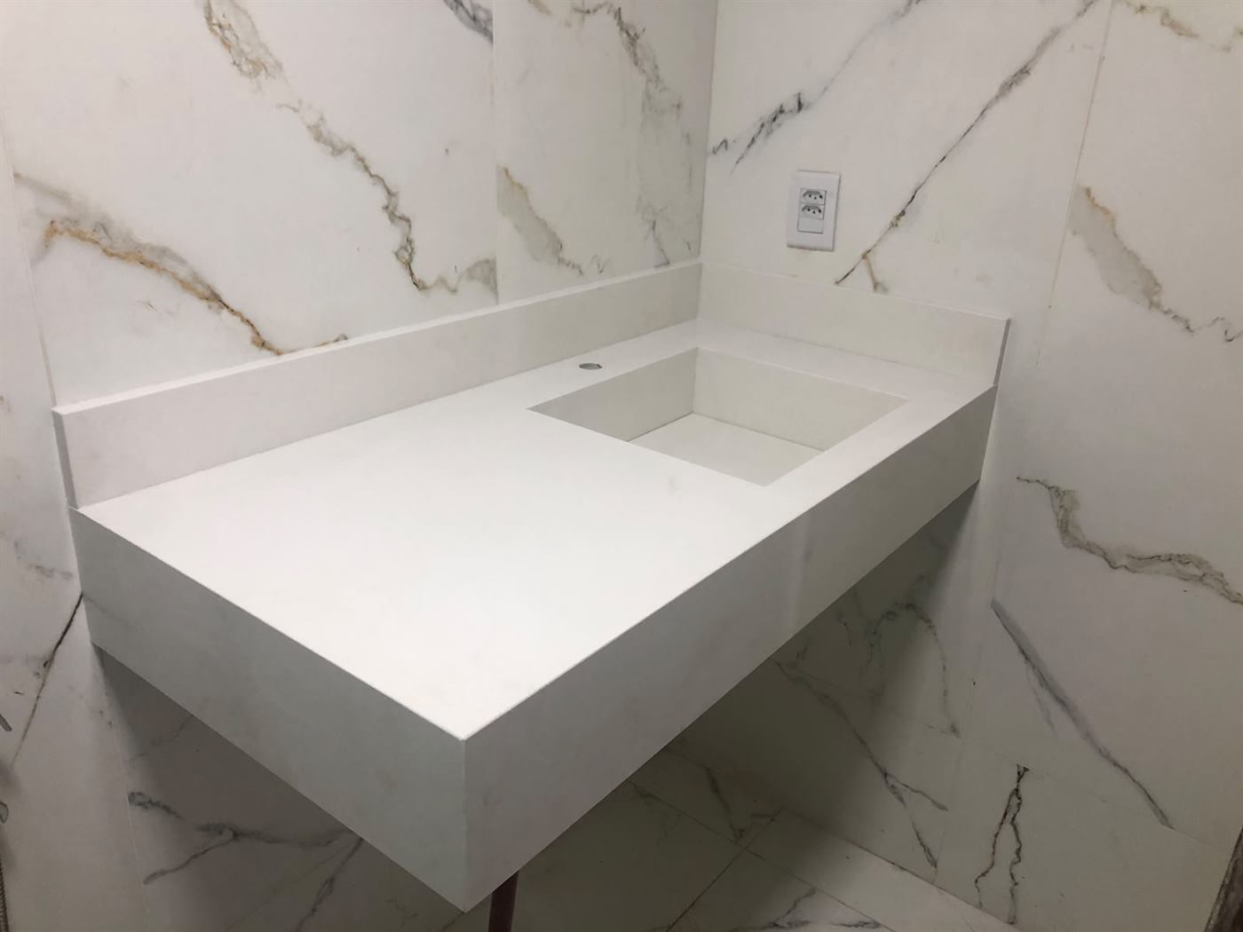 Bancada de banheiro com cuba esculpida e frontão